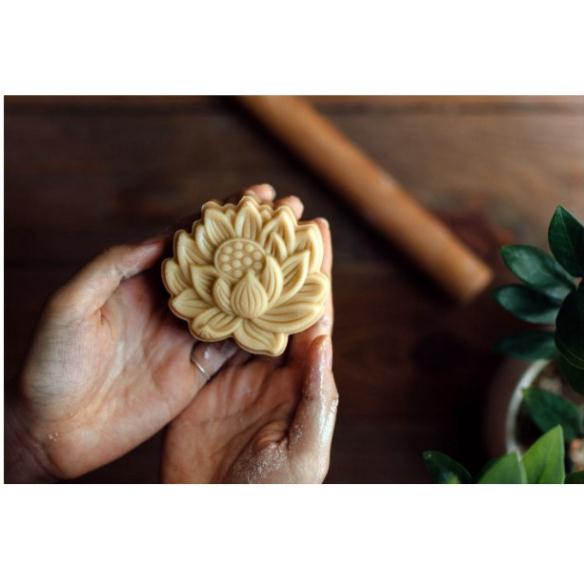 Khuôn bánh trung thu lò xo, nhấn trung thu hình hoa sen 150gr