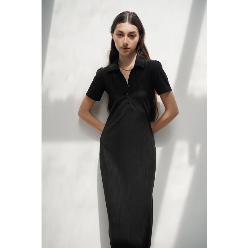 Váy midi MONOTALK cổ polo đính cúc trang trí váy dáng dài màu Đen O10019TK
