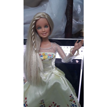 Búp bê barbie đã qua sử dụng