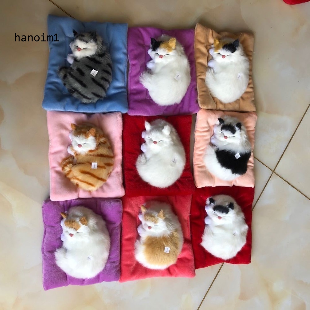 Thú Nhồi Bông Hình Mèo Nằm Ngủ Trên Xe Hơi