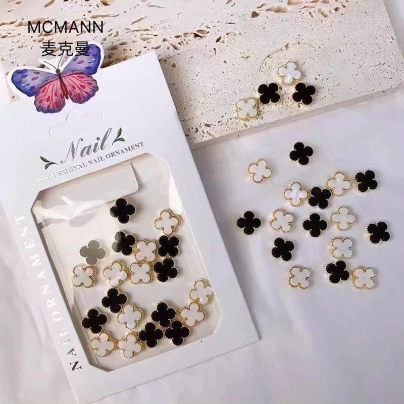 Charm cỏ 4 lá đen - trắng