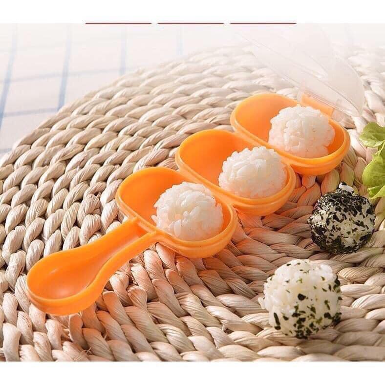 Khuôn lắc cơm Bento ( kèm thìa)
