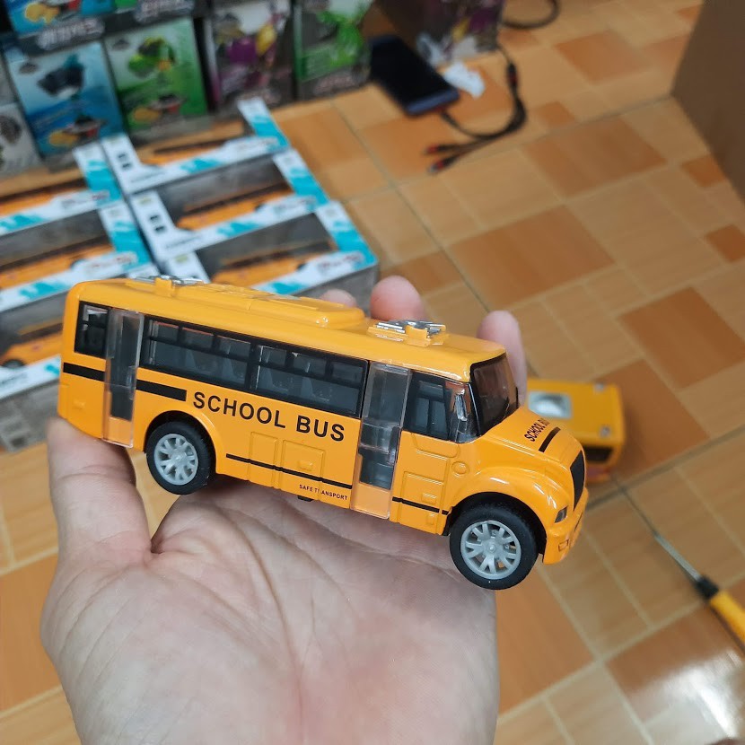 Xe school bus đưa đón học sinh bằng hợp kim có âm thanh và đèn xe đồ chơi trẻ em 1:36