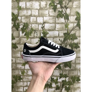 Giày thể thao đen mũi nhung