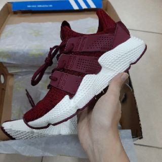 Giày thể thao Pro màu đỏ mận