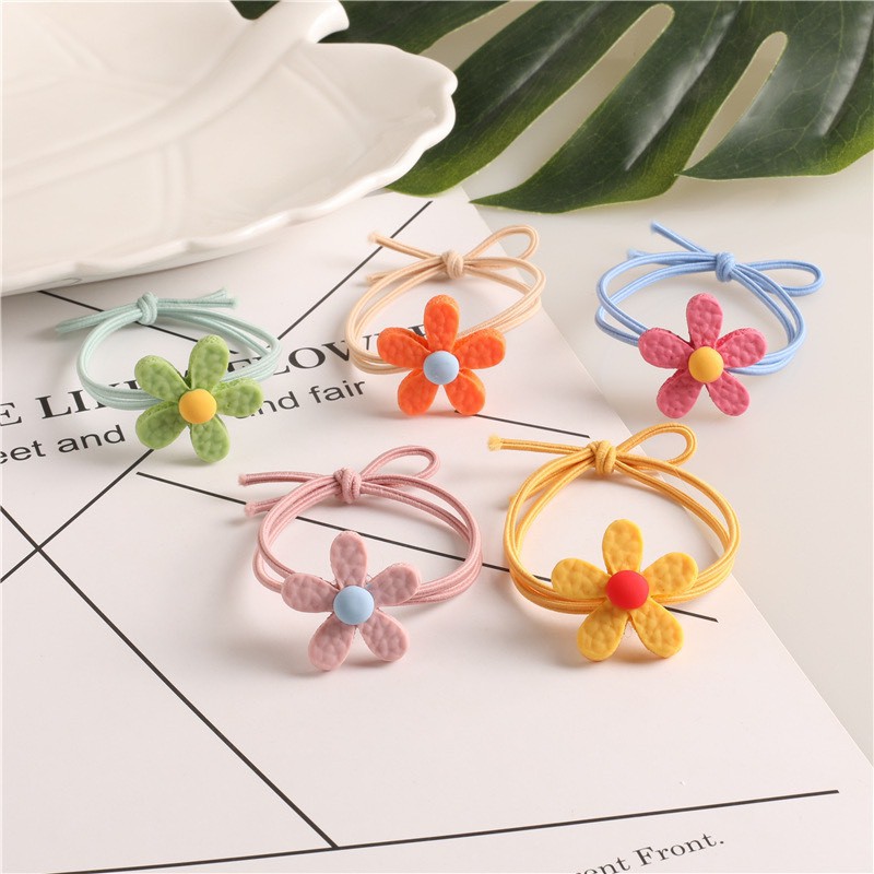 Cột tóc hoa Daisy rực rỡ nhiều màu lựa chọn