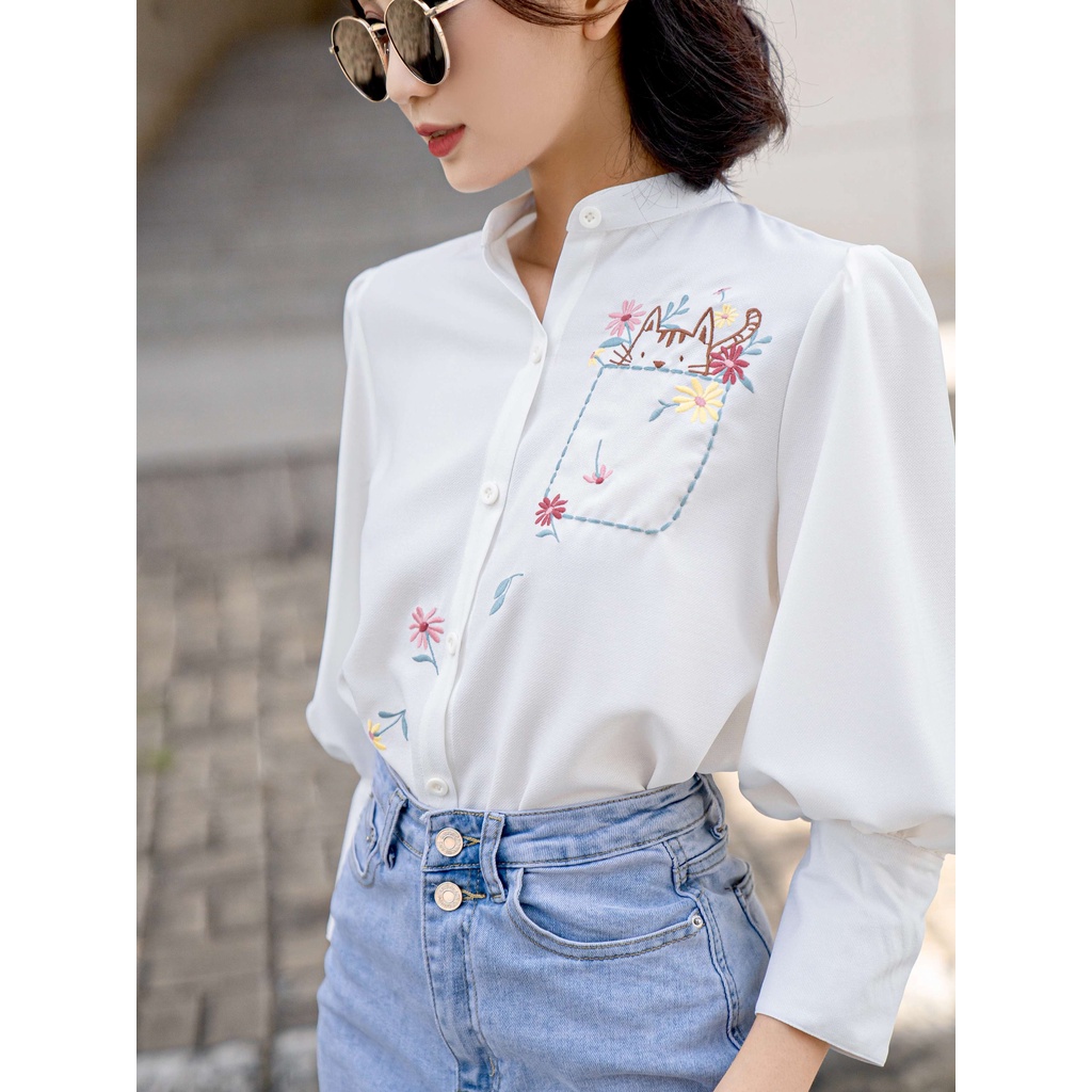 Áo trắng ODS cổ trụ thêu hình túi mèo ở ngực, tay măng-set