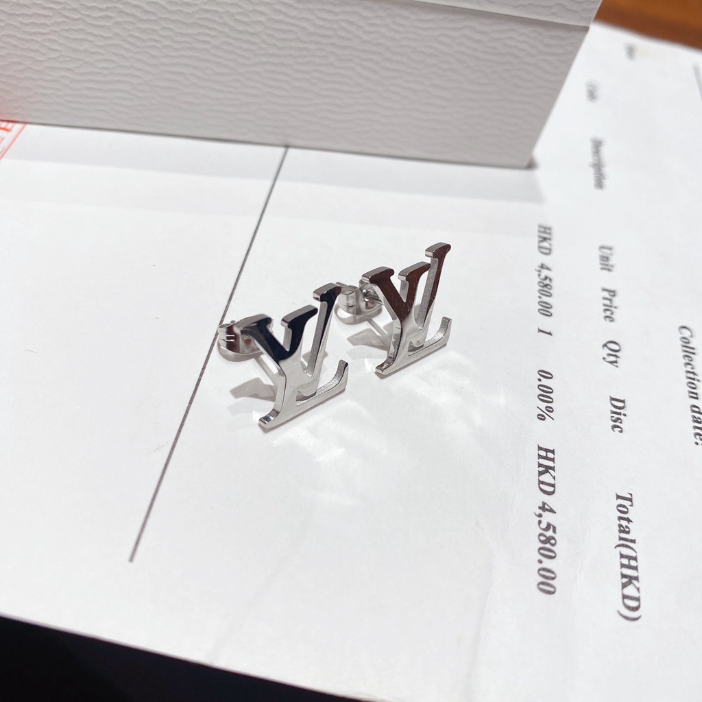 Set dây chuyền, bông tai hình logo LV Titan 2 màu vàng, trắng cao cấp Ròm House không hoen rỉ sang chảnh - ms8979149