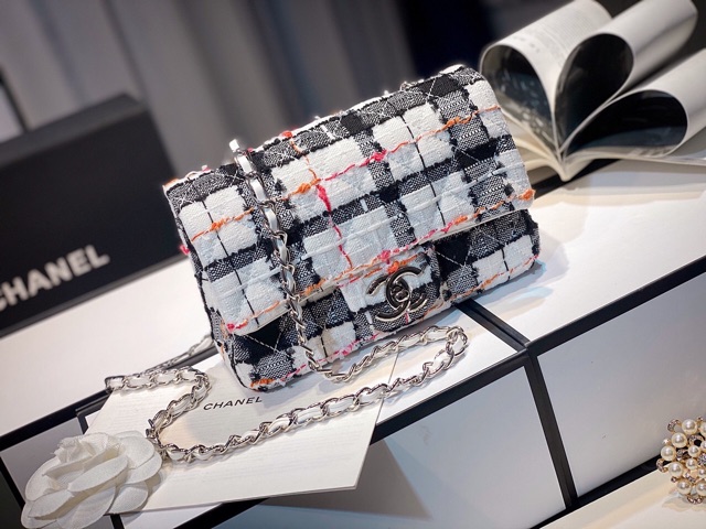 Túi đeo chéo CLASSIC DẠ mày trắng đen khoá bạc sang trọng fullbox có hộp