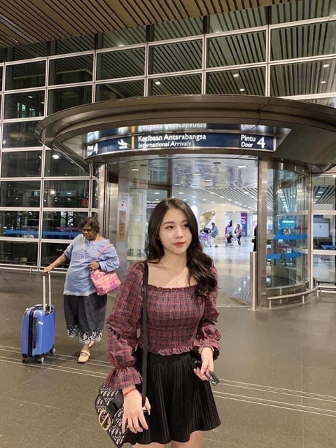 Chân váy xếp ly ngắn cạp khoá hót treen | BigBuy360 - bigbuy360.vn