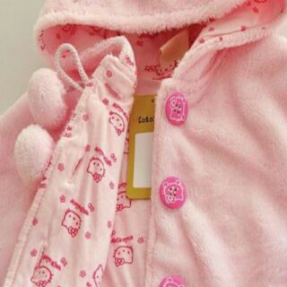 Áo choàng lông mèo hello kitty.