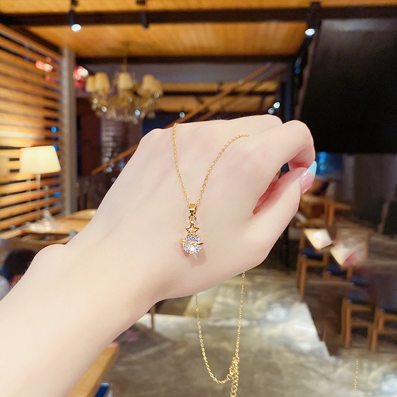 The pendant pendant of fluorescent titanium steel of Japan and Korean design for the necklaces to the new collarbone, which is simply new power.