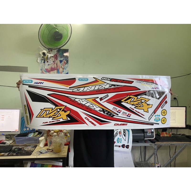 ( Quí khách vui lòng mang ra tiệm cho thợ dán ) Tem exciter 150 MX trắng đỏ