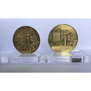 Bộ 2 đồng bitcoin kèm giá đỡ