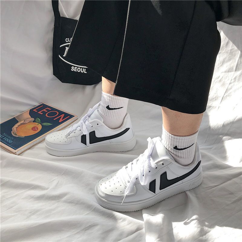 Giày sneaker màu trắng kiểu dáng retro dễ phối đồ cho nữ | BigBuy360 - bigbuy360.vn