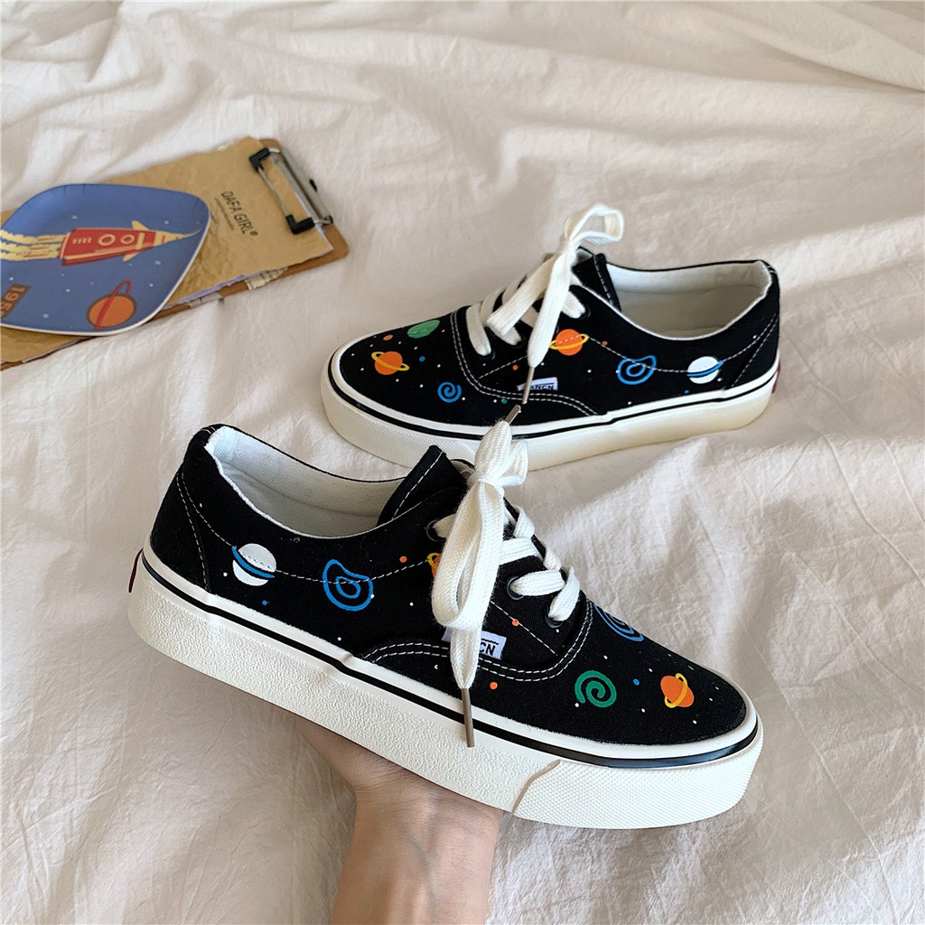 GIÀY THỂ THAO Unisex DÁNG VAN IN THÊU HÌNH SAO, TIỂU HÀNH TINH