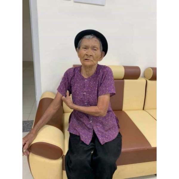 Mấn nhung đội đầu cho bà