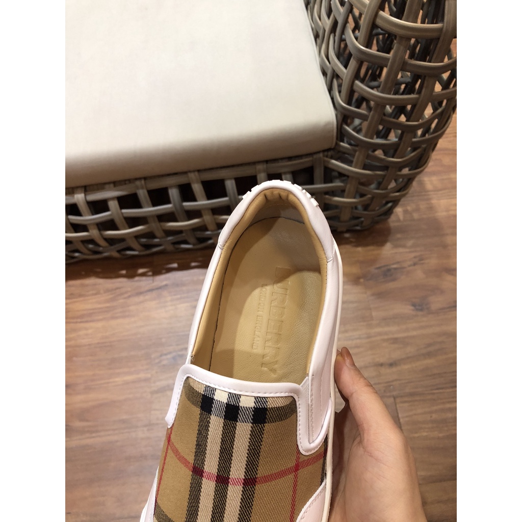 Giày lười nam da thật Burberry BBR thiết kế trẻ trung với họa tiết caro kinh điển của thương hiệu