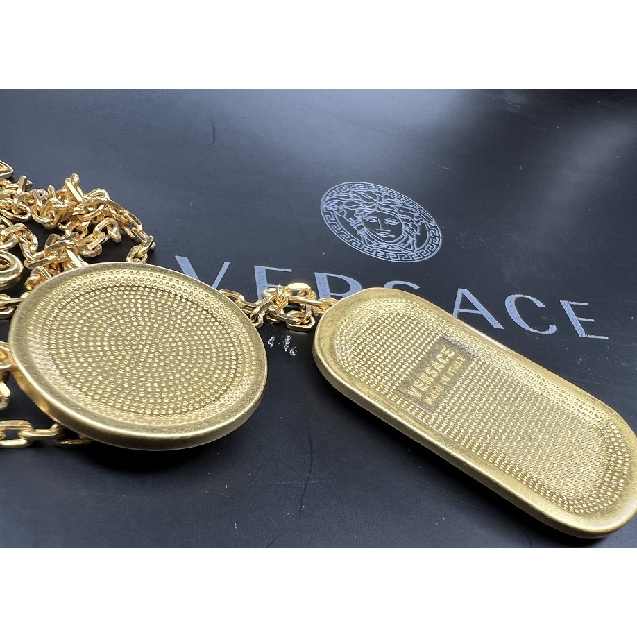 Versace Mặt Dây Chuyền Kim Loại Hình Thẻ Chú Chó Medusa