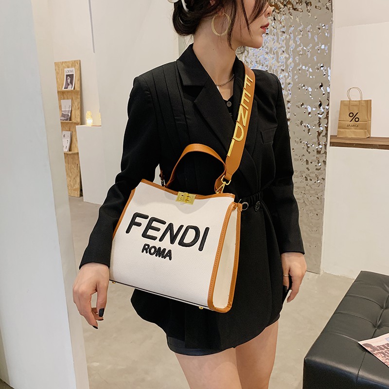 Túi mua sắm FENDI cỡ A4 màu sắc tương phản thời trang mùa hè 2021