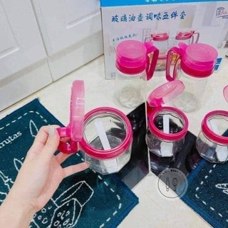 Bộ gia vị thuỷ tinh hồng 5 món có tay cầm, nắp bật trong suốt cực đẹp
