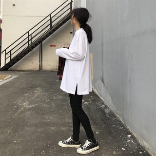 Áo thun trắng tay dài oversize