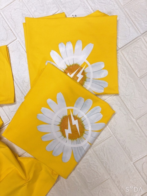 Áo phông phom rộng hoa cúc màu vàng siêu hót