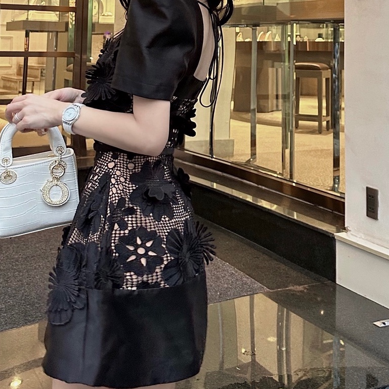 Váy thêu hoa tay bồng cổ vuông cao cấp