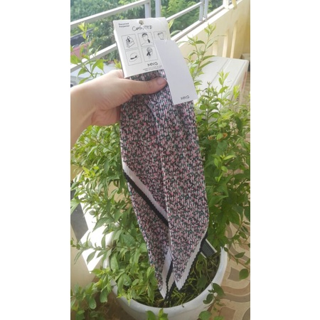 Khăn quàng cổ Mango auth