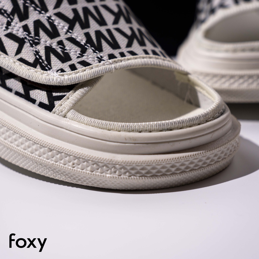 Dép Sục Nữ Quai Dán Ngang Form Dáng MK Thời Trang Hở Mũi Màu Ghi Đen Foxy - FOM006
