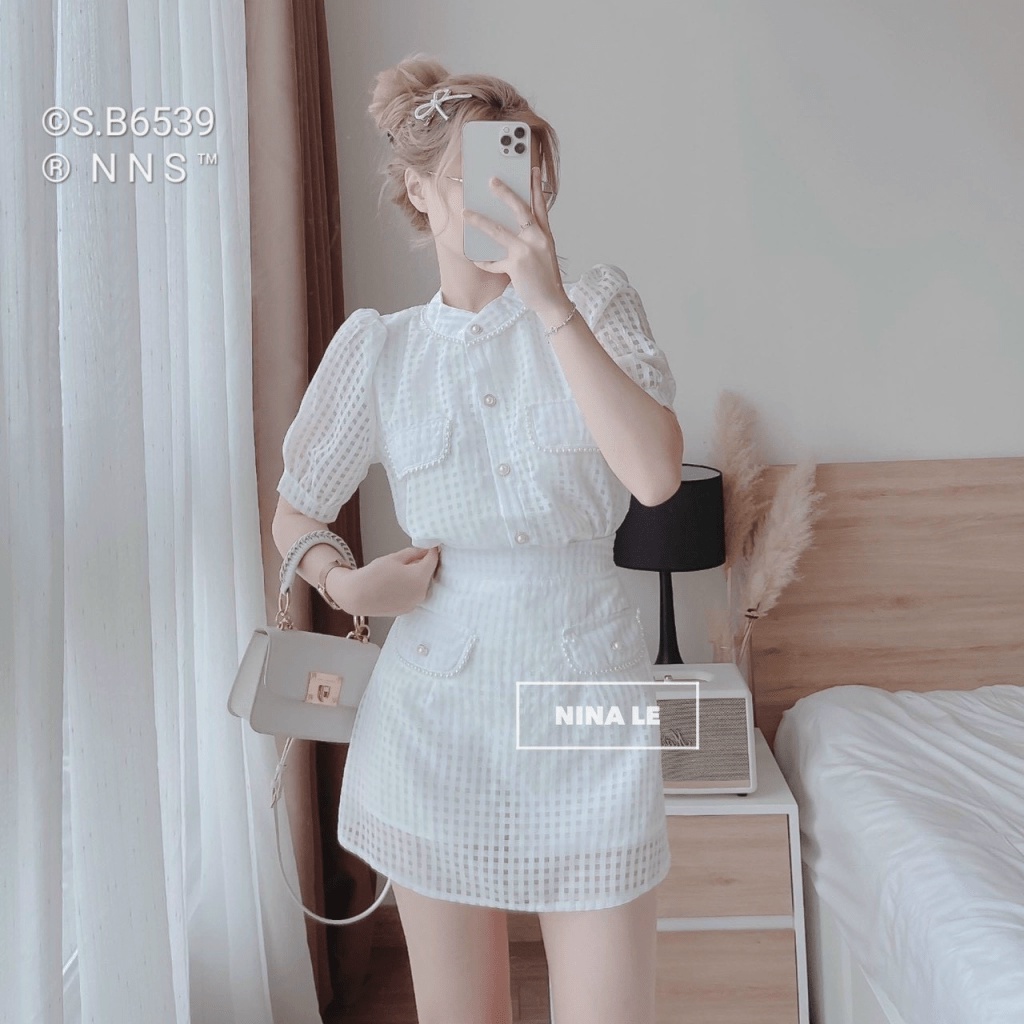 SIÊU PHẨM SÉT ÁO NẮP TÚI PHỐI CHÂN VÁY KÈM QUẦN PHỐI NÚT SANG CHẢNH MÀU TRẮNG TINH KHÔI CỰC XINH CÓ LÀM ANH LO LẮNG