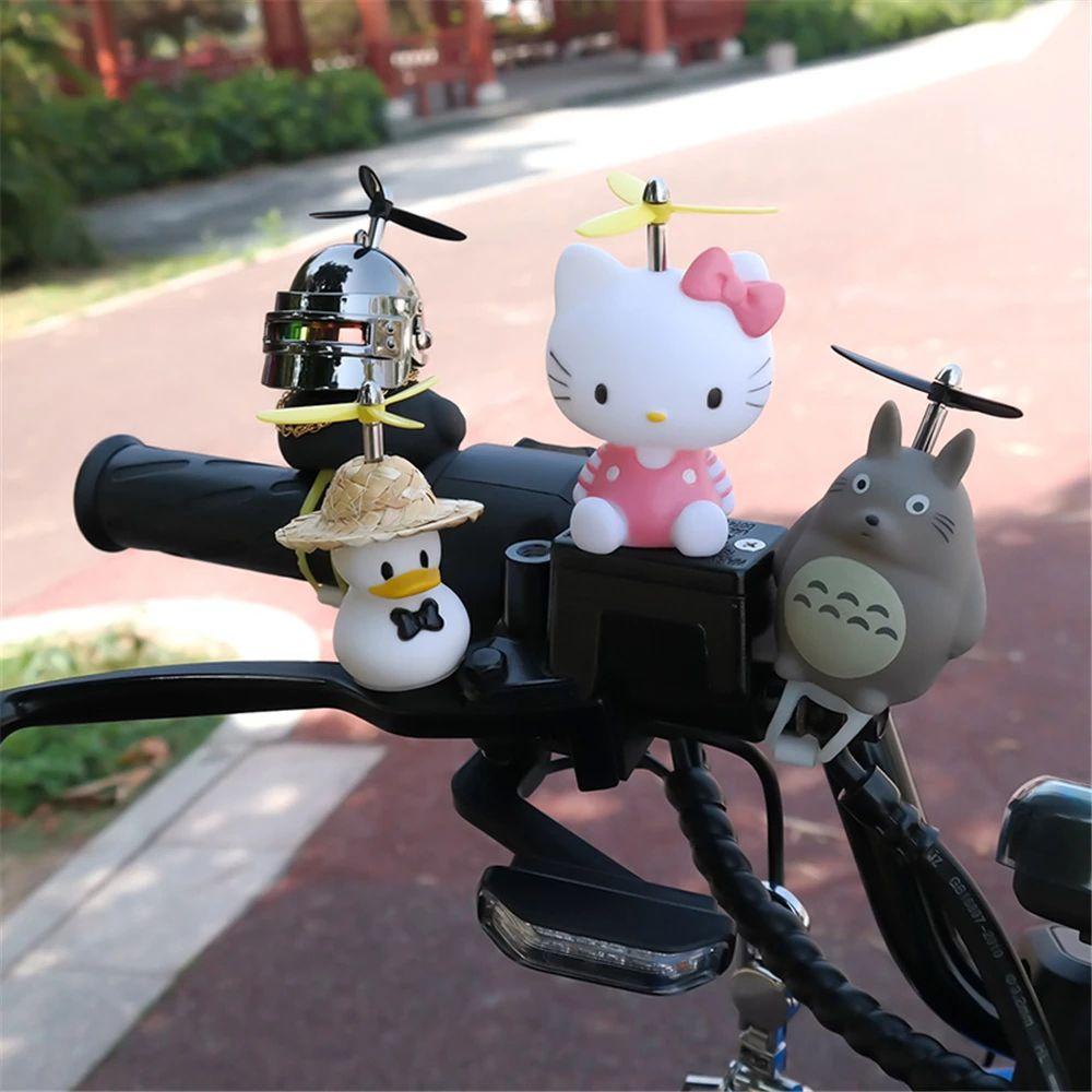 Đồ Chơi Chú Vịt Doraemon Đội Nón Bảo Hiểm Bằng Tre Gắn Tay Lái Xe Đạp