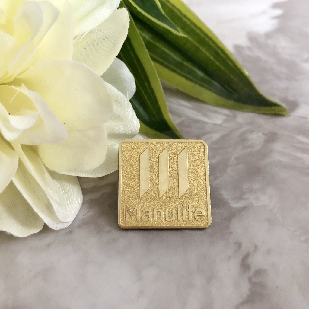 Huy hiệu cài áo logo Manulife bằng đồng cao cấp