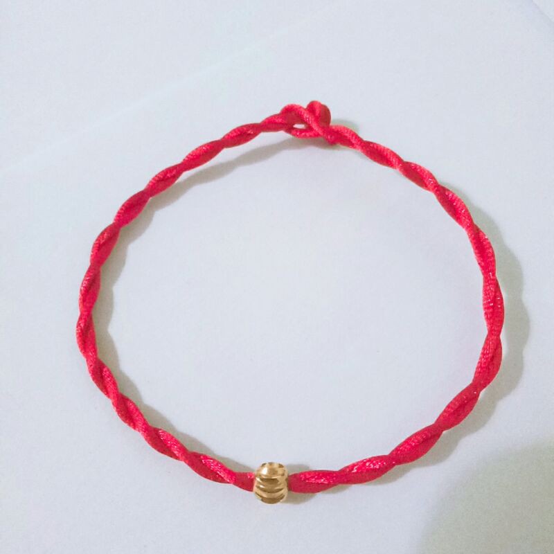 Vòng tay chỉ đỏ may mắn kèm hạt bi mạ vàng cao cấp, đem lại may mắn, bình an, tài lộc cho gia chủ