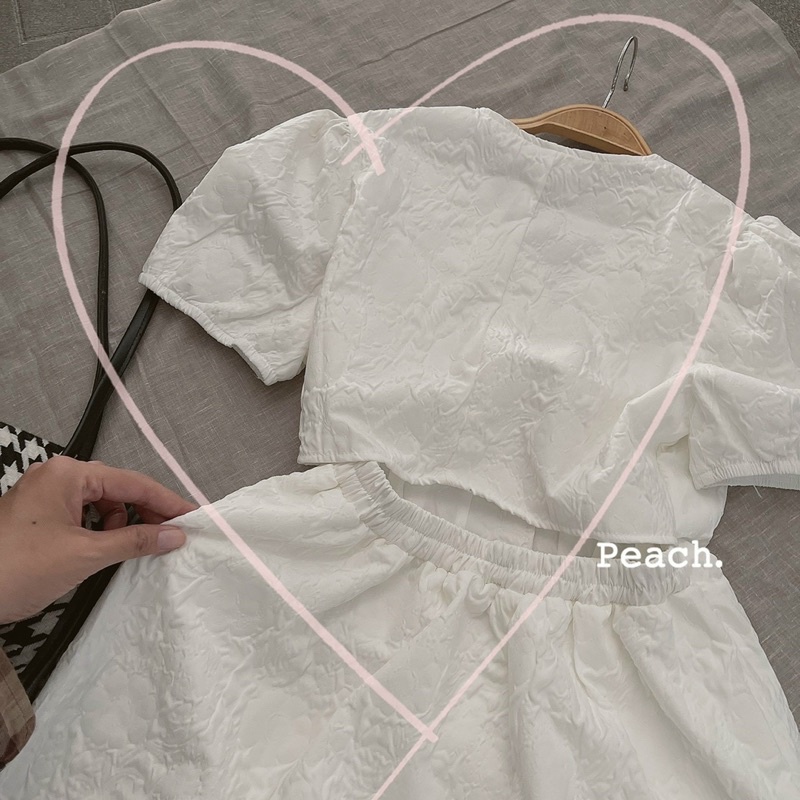 Váy gấm nút ngọc xinh