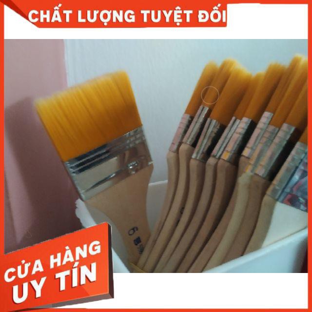 Chổi sơn vẽ mảng màu vàng