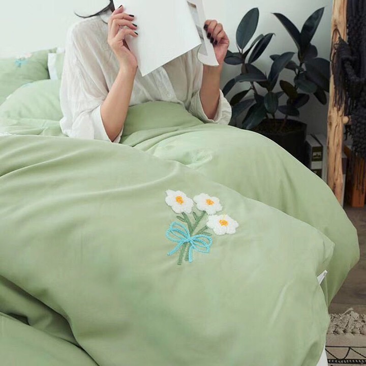 Bộ chăn ga gối , drap giường chất vải ĐŨI SILK họa tiết chùm hoa xanh