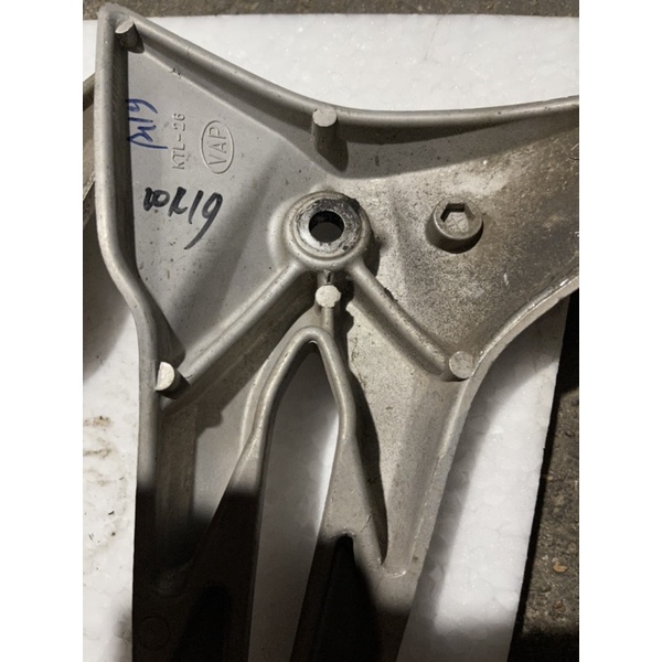 Cặp báng để chân sau xe máy wave a 100 cm hon đa