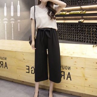 Quần culottes lửng chất liệu gân tăm mềm, mát.