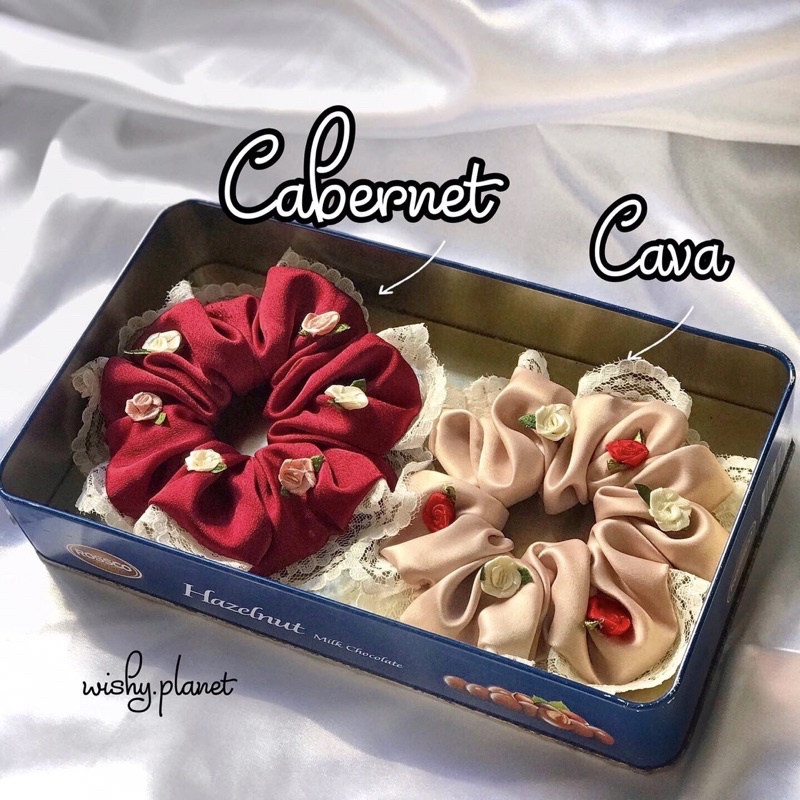 Cột tóc scrunchies hoa xuân Tet của Wishy