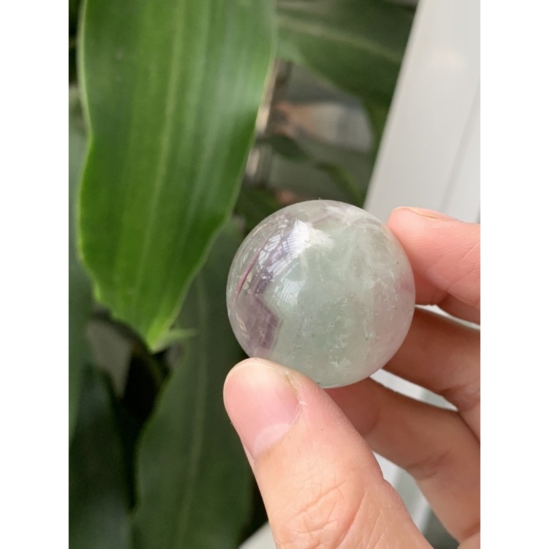 Bi cầu fluorite xanh trong nhẹ đường kính 3 cm kèm đế thuỷ tinh