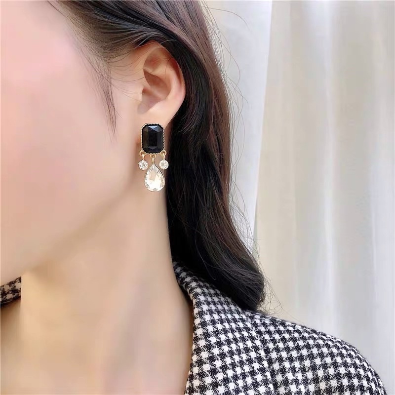 Khuyên tai đính hạt màu đen cổ điển vintage - Maben