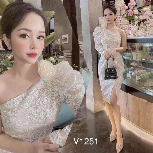 Đầm ren lệch vai ôm body tay dài cài hoa