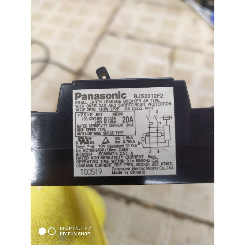 Cầu dao chống giật Panasonic 20A dòng rò cực nhạy 10mA, nhảy trong 0,1s