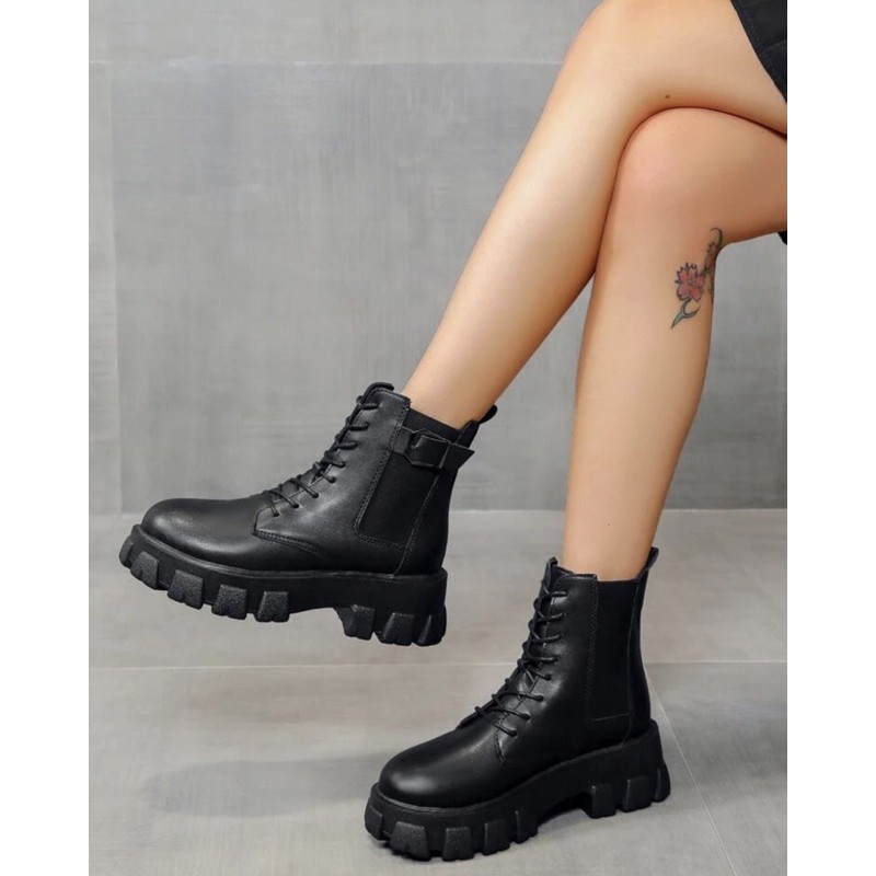 Boots cổ cao đế dày đen Dr Martens Prada giống RED VELVET IRENE