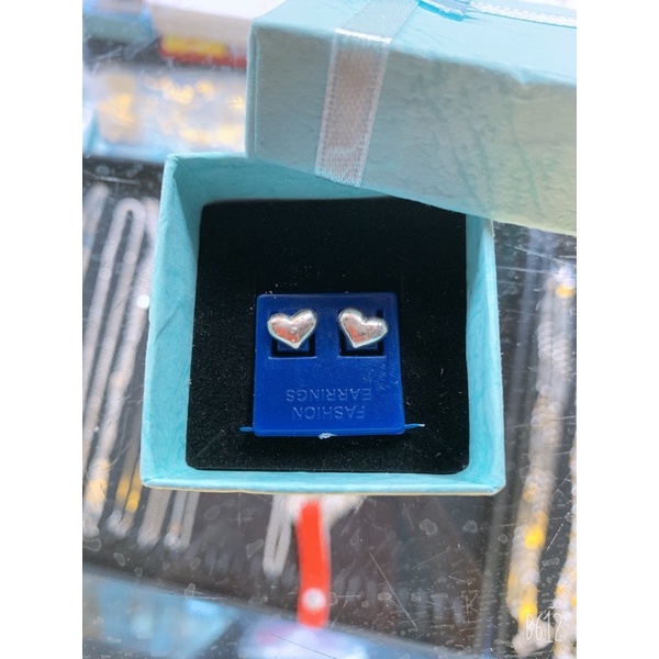 1 ĐÔI NỤ TAI BẠC HÌNH TRÁI TIM TRƠN