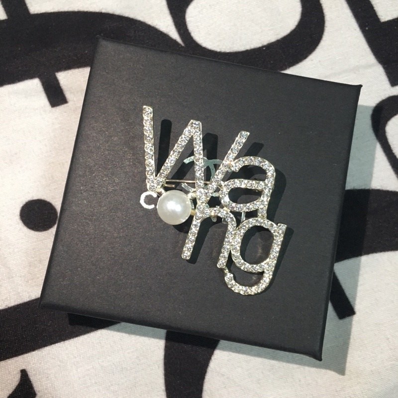 Cài Áo Chữ Wang Đá Phối Ngọc