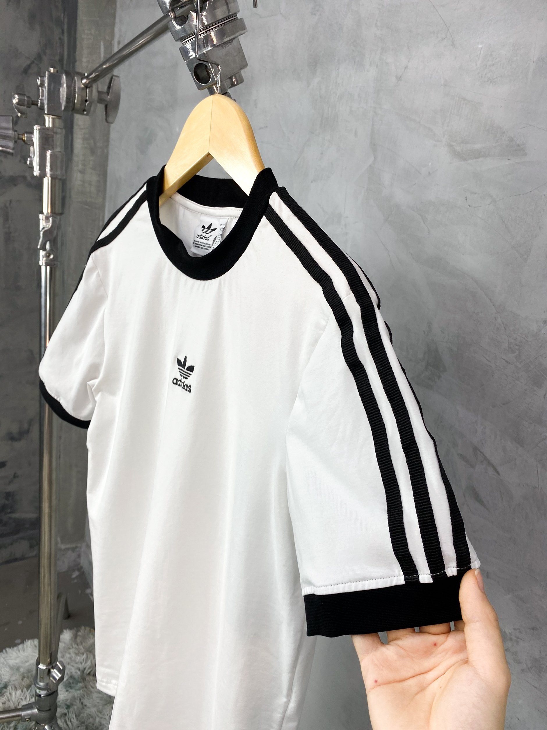 (HÀNG XUẤT XỊN) Áo das trắng 3 sọc logo giửa mới 502 3-Stripes Tee in White Made in Cambodia full tag code