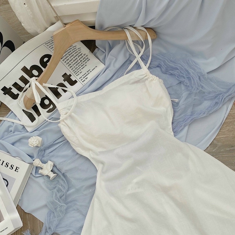 Đầm dây trắng hở lưng