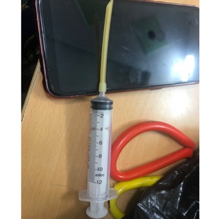 Ống đút cho vẹt con có xilanh.